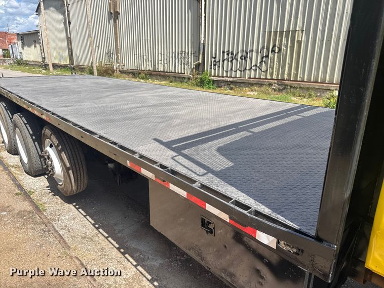 image for item EV1882 2005 International 7500 flatbed truck