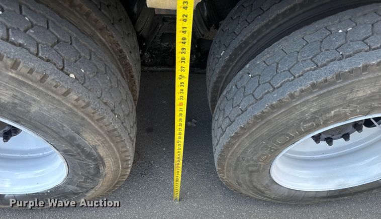 image for item EV1882 2005 International 7500 flatbed truck