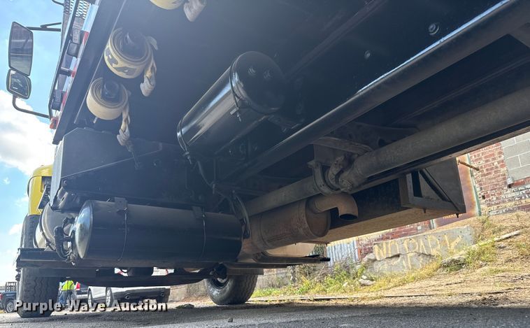 image for item EV1882 2005 International 7500 flatbed truck