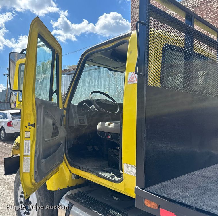 image for item EV1882 2005 International 7500 flatbed truck