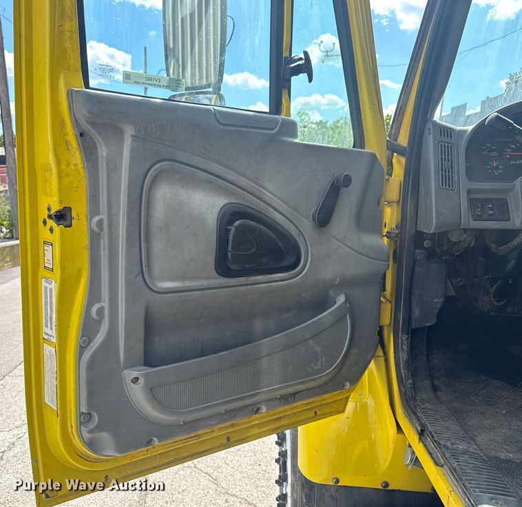 image for item EV1882 2005 International 7500 flatbed truck