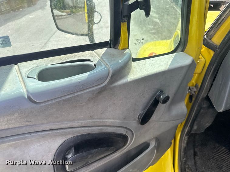 image for item EV1882 2005 International 7500 flatbed truck