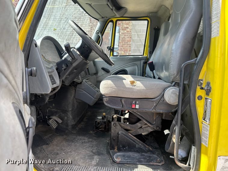 image for item EV1882 2005 International 7500 flatbed truck