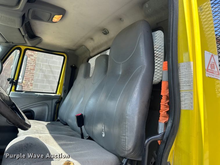 image for item EV1882 2005 International 7500 flatbed truck