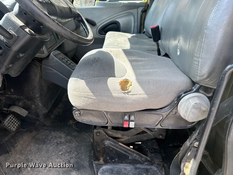 image for item EV1882 2005 International 7500 flatbed truck