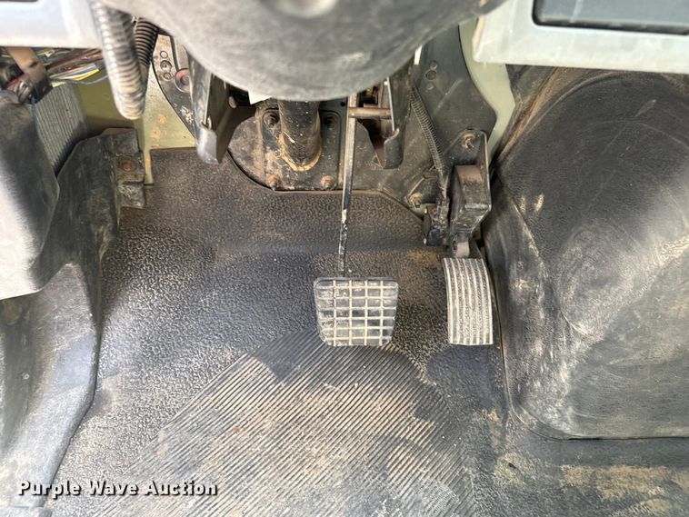 image for item EV1882 2005 International 7500 flatbed truck