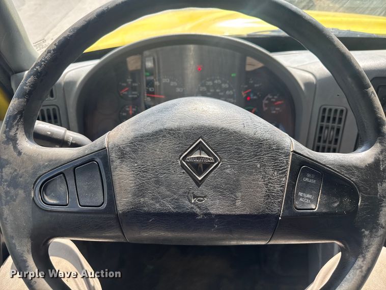 image for item EV1882 2005 International 7500 flatbed truck