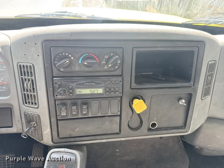 image for item EV1882 2005 International 7500 flatbed truck