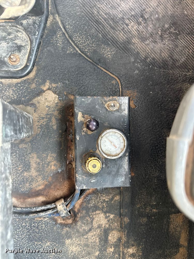 image for item EV1882 2005 International 7500 flatbed truck