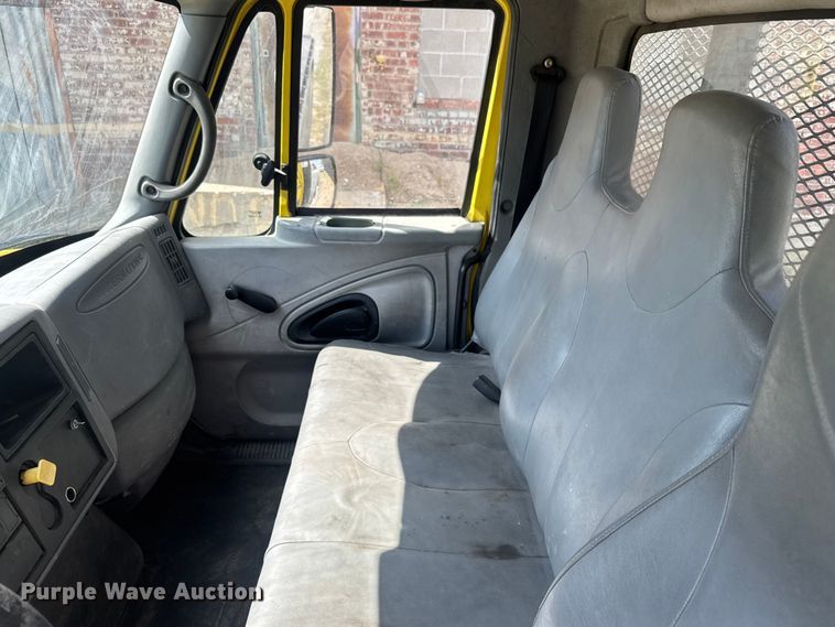 image for item EV1882 2005 International 7500 flatbed truck