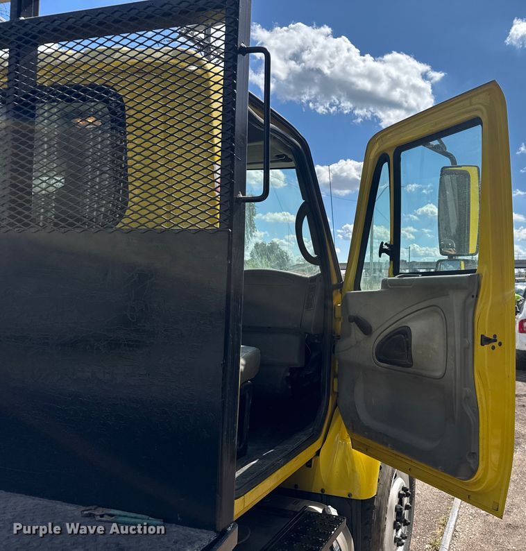 image for item EV1882 2005 International 7500 flatbed truck