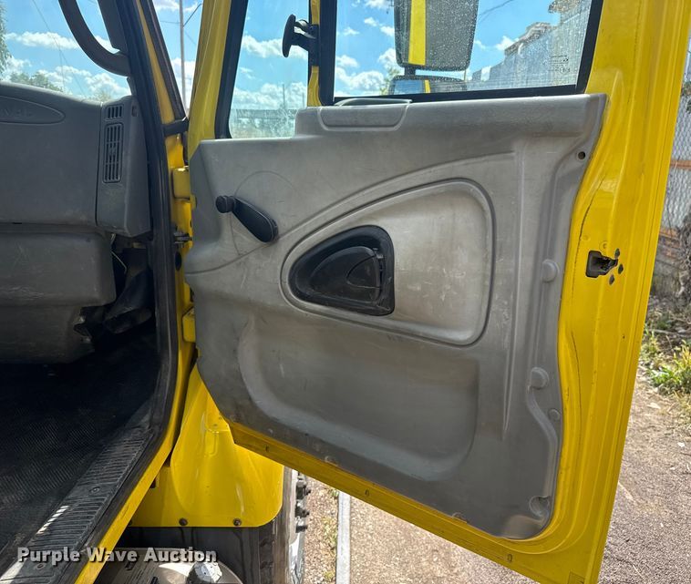 image for item EV1882 2005 International 7500 flatbed truck