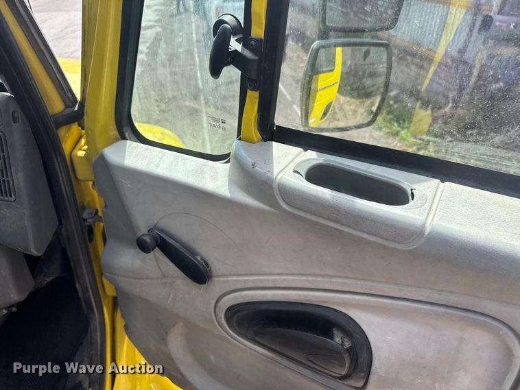 image for item EV1882 2005 International 7500 flatbed truck