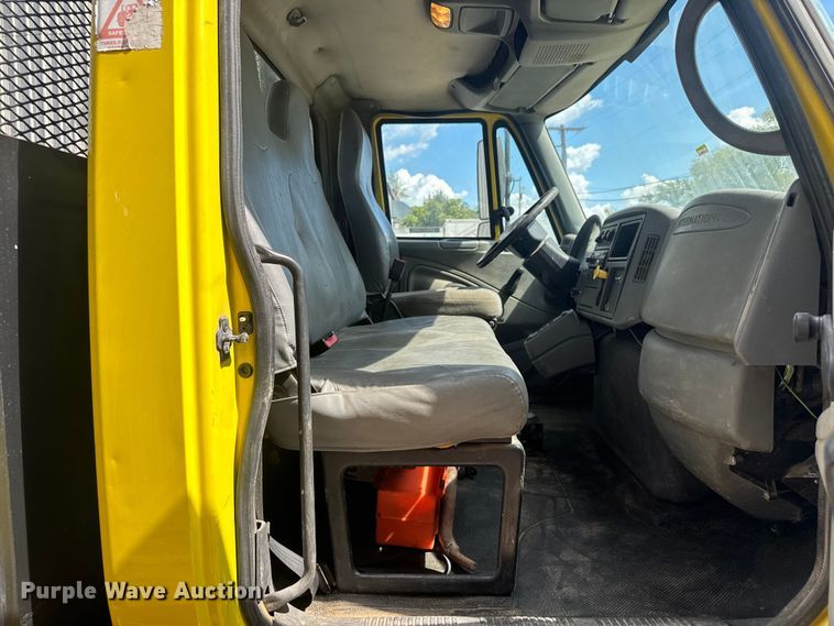 image for item EV1882 2005 International 7500 flatbed truck