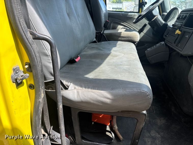 image for item EV1882 2005 International 7500 flatbed truck