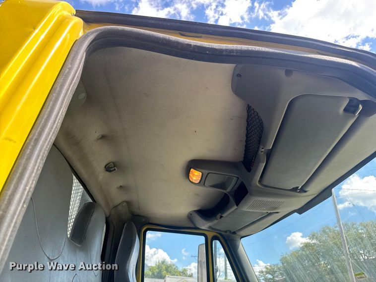 image for item EV1882 2005 International 7500 flatbed truck