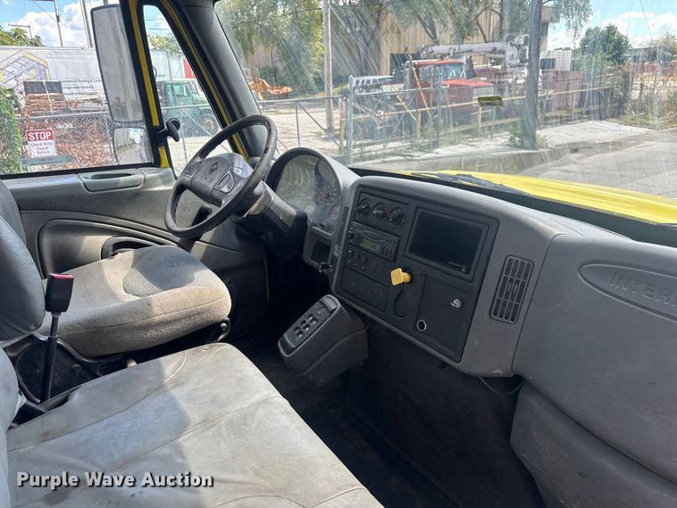 image for item EV1882 2005 International 7500 flatbed truck