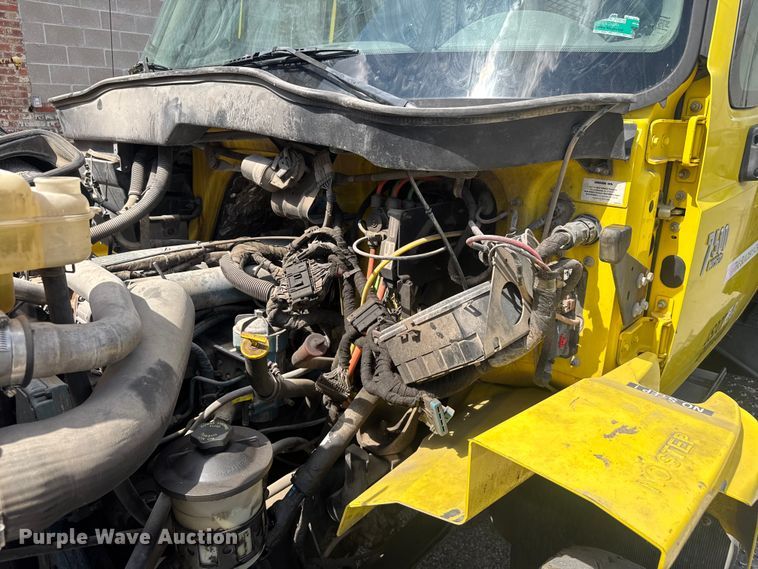 image for item EV1882 2005 International 7500 flatbed truck