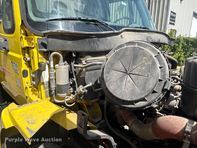 image for item EV1882 2005 International 7500 flatbed truck