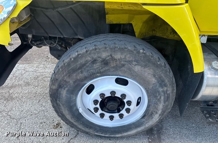 image for item EV1882 2005 International 7500 flatbed truck