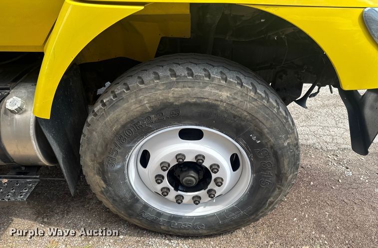 image for item EV1882 2005 International 7500 flatbed truck