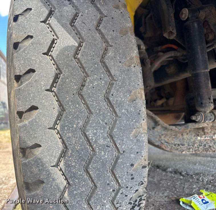 image for item EV1882 2005 International 7500 flatbed truck