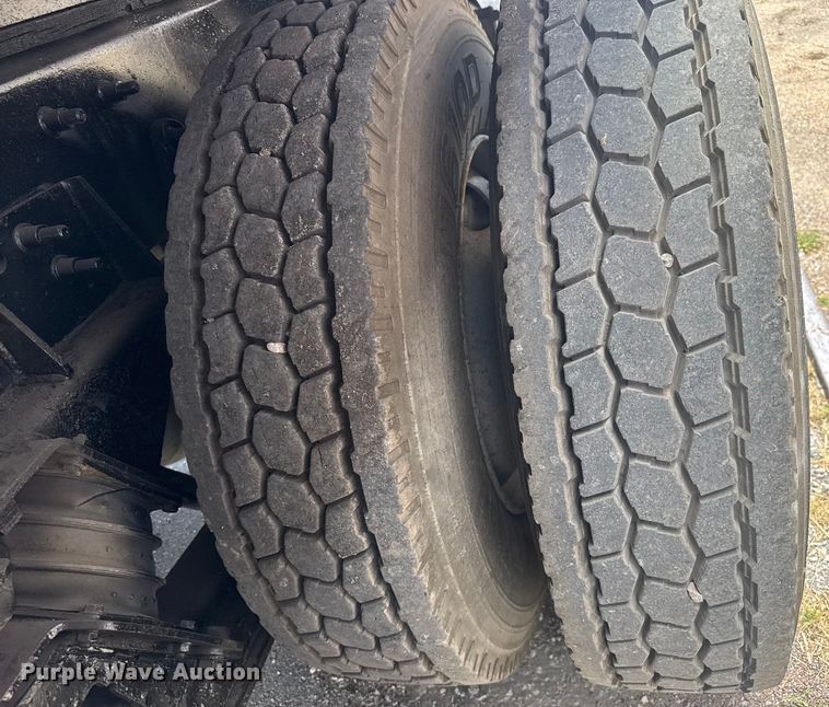 image for item EV1882 2005 International 7500 flatbed truck