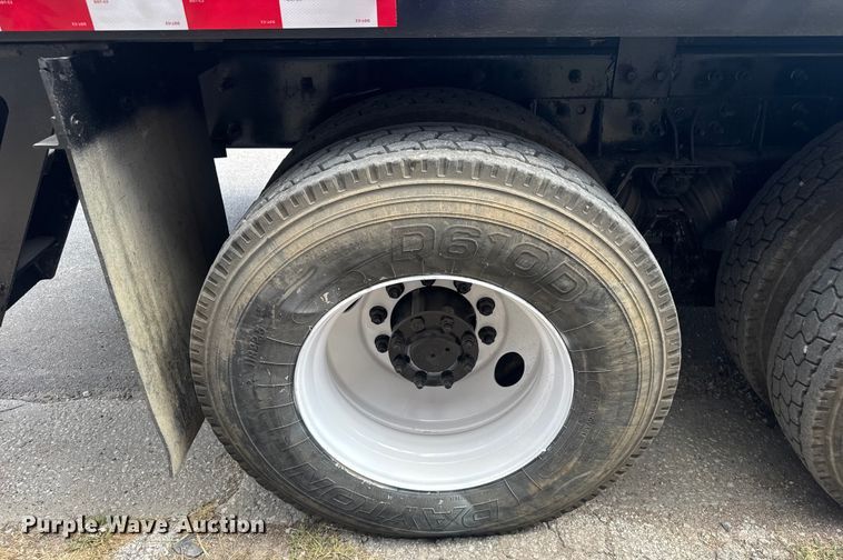 image for item EV1882 2005 International 7500 flatbed truck