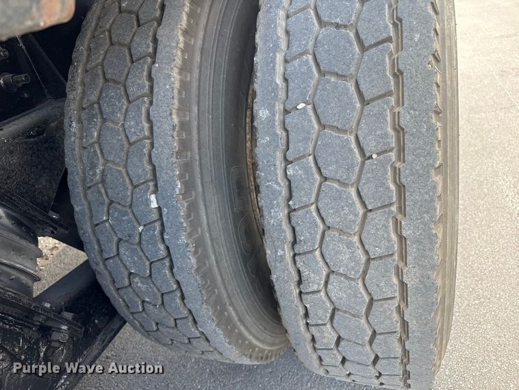 image for item EV1882 2005 International 7500 flatbed truck