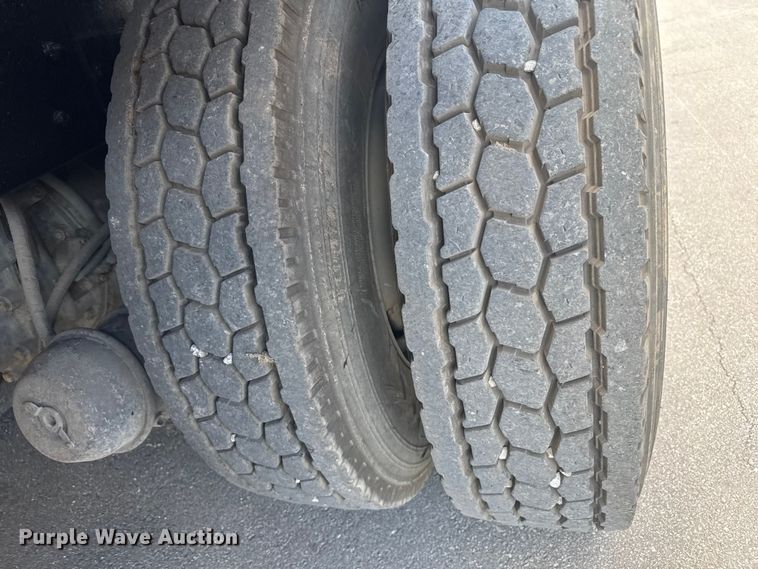 image for item EV1882 2005 International 7500 flatbed truck