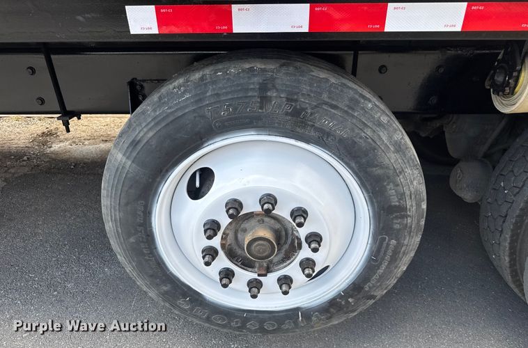 image for item EV1882 2005 International 7500 flatbed truck