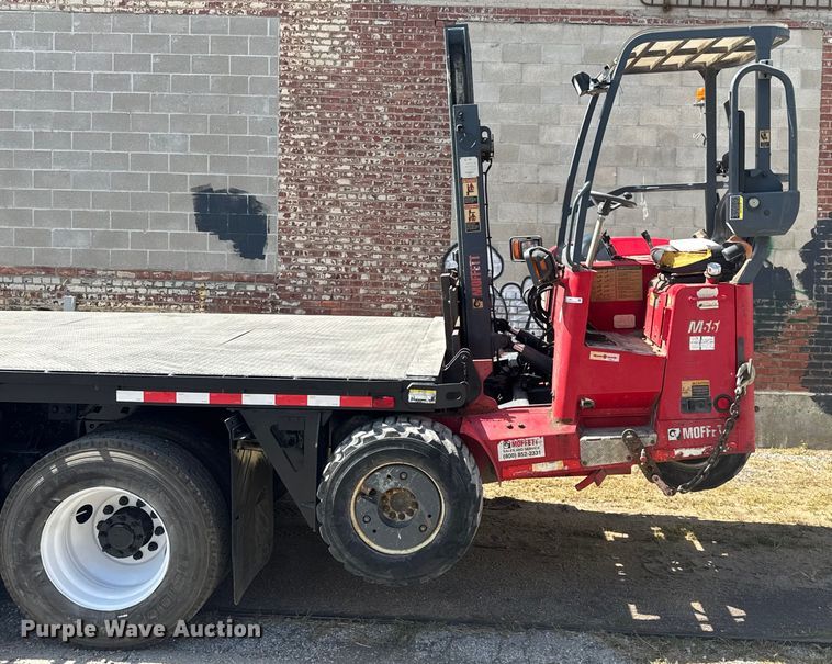 image for item EV1882 2005 International 7500 flatbed truck