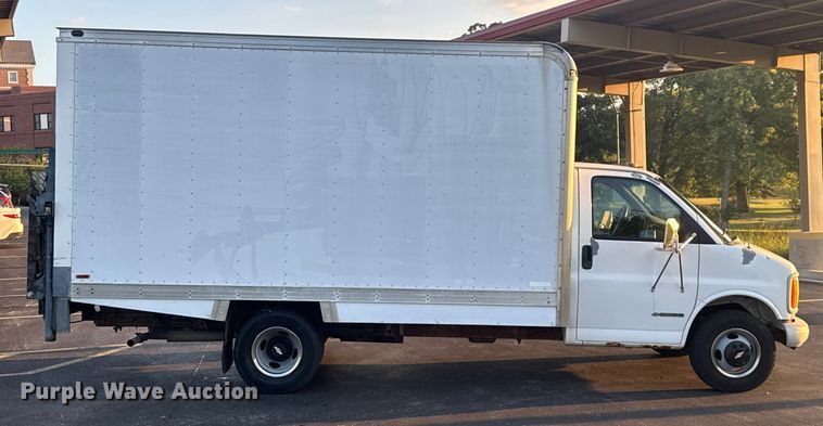 image for item EV1961 2000 Chevrolet Express box truck