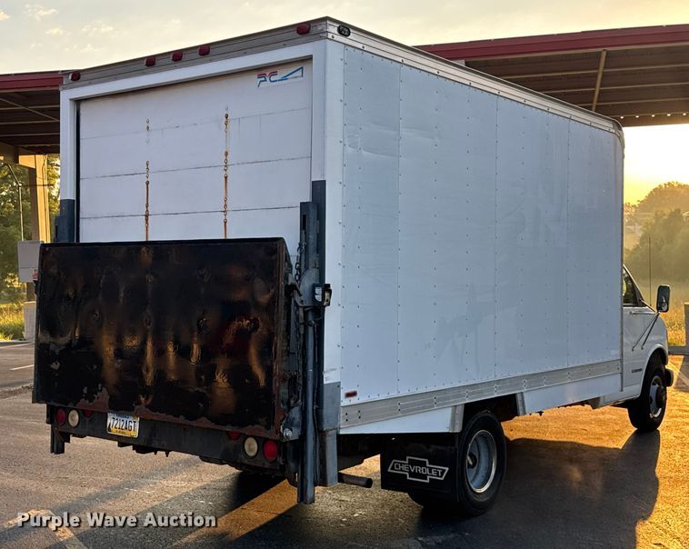 image for item EV1961 2000 Chevrolet Express box truck