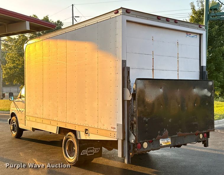 image for item EV1961 2000 Chevrolet Express box truck