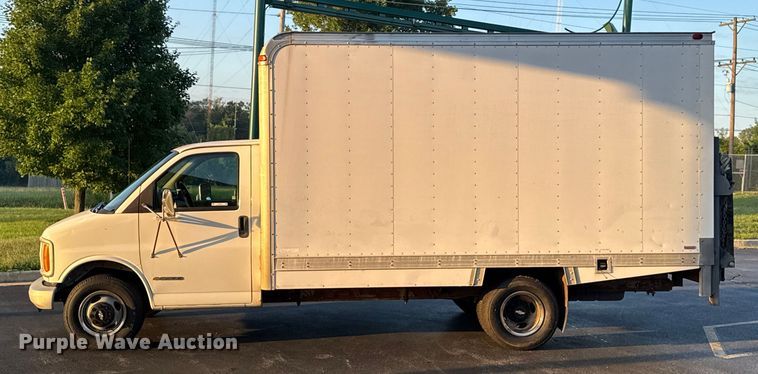 image for item EV1961 2000 Chevrolet Express box truck