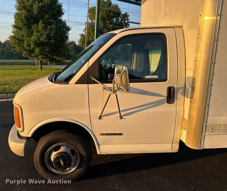 image for item EV1961 2000 Chevrolet Express box truck