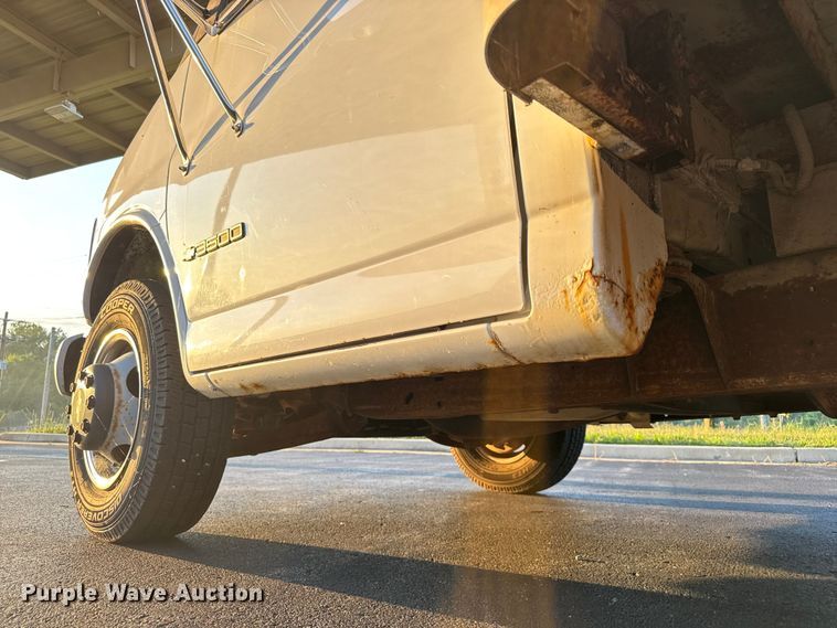 image for item EV1961 2000 Chevrolet Express box truck