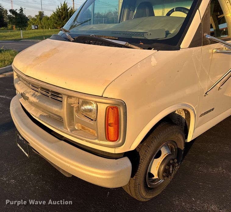 image for item EV1961 2000 Chevrolet Express box truck