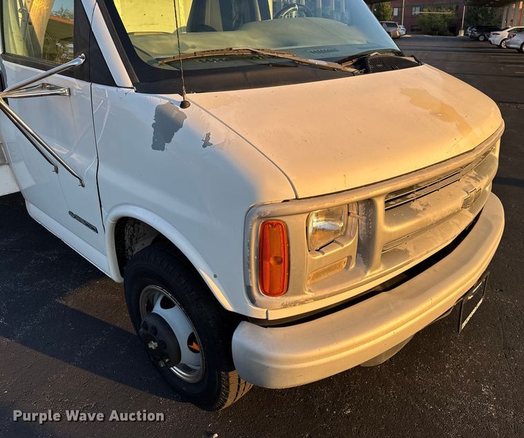 image for item EV1961 2000 Chevrolet Express box truck