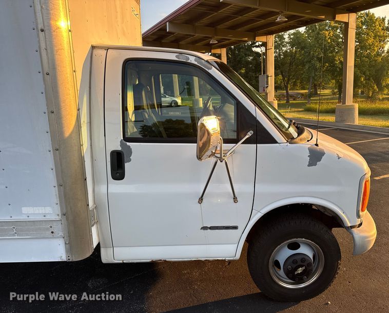 image for item EV1961 2000 Chevrolet Express box truck