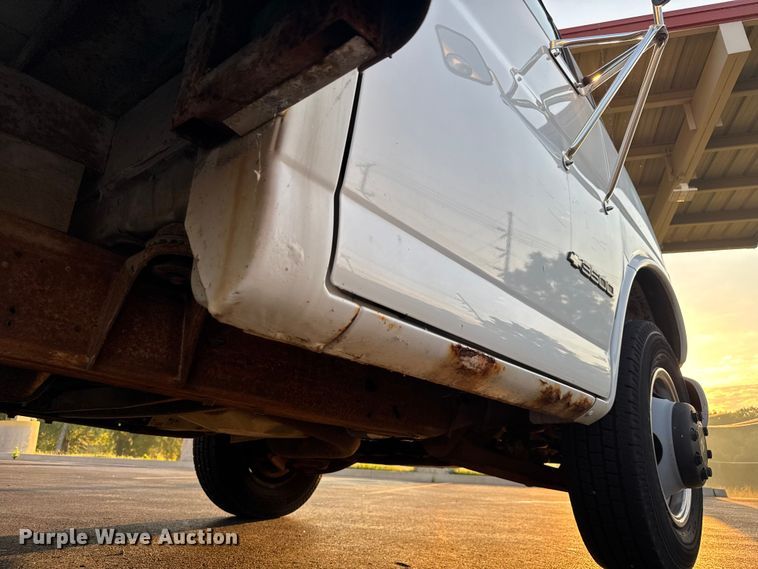 image for item EV1961 2000 Chevrolet Express box truck