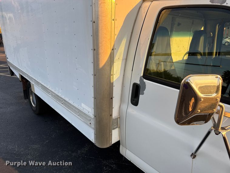 image for item EV1961 2000 Chevrolet Express box truck