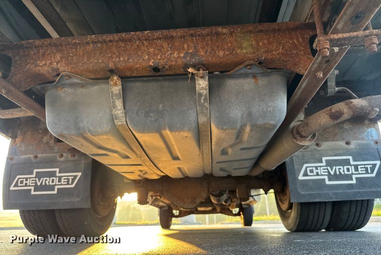 image for item EV1961 2000 Chevrolet Express box truck