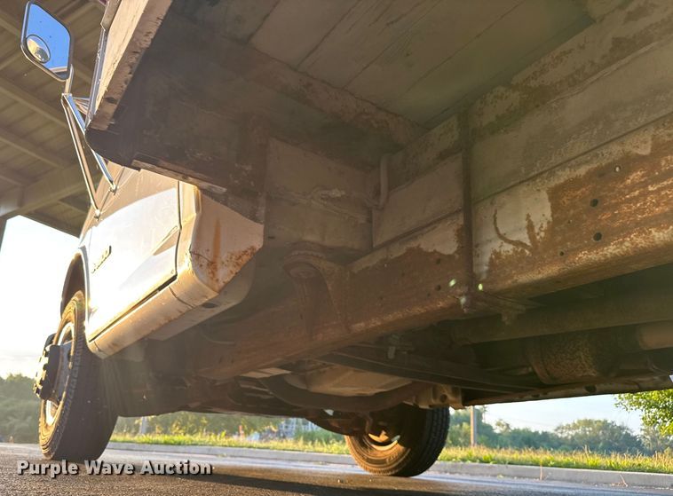 image for item EV1961 2000 Chevrolet Express box truck