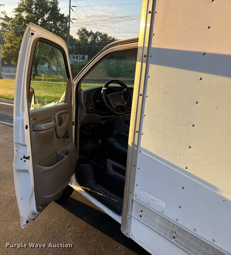 image for item EV1961 2000 Chevrolet Express box truck