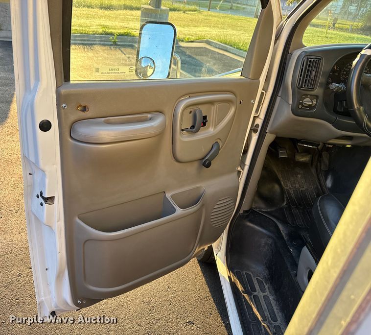 image for item EV1961 2000 Chevrolet Express box truck