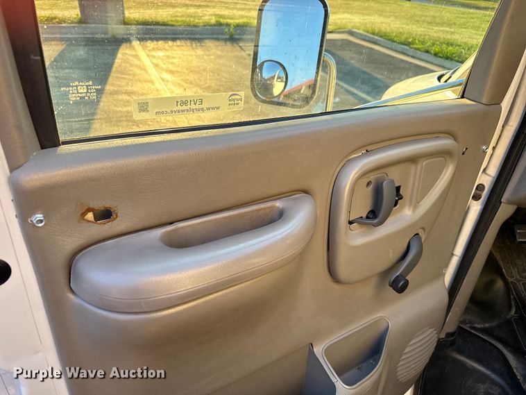 image for item EV1961 2000 Chevrolet Express box truck