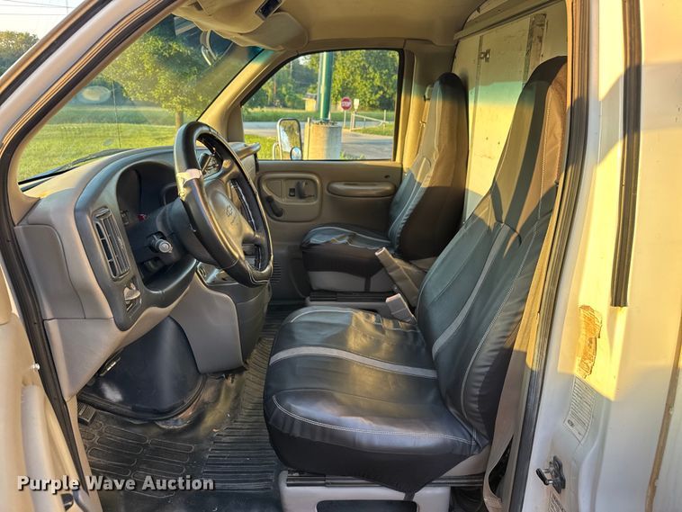 image for item EV1961 2000 Chevrolet Express box truck