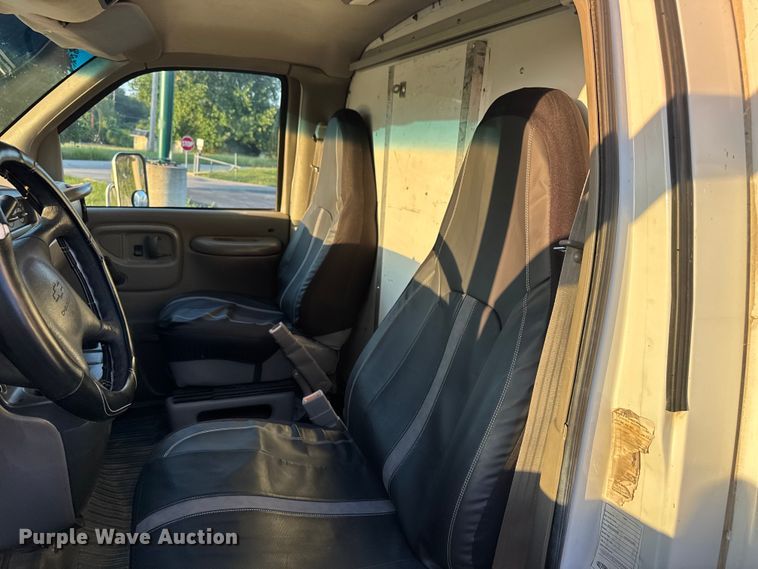 image for item EV1961 2000 Chevrolet Express box truck